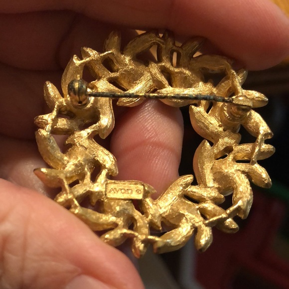 Avon Signed Vintage Wreath Brushed Gold Tone with Faux Pearl Brooch - Picture 3 of 4